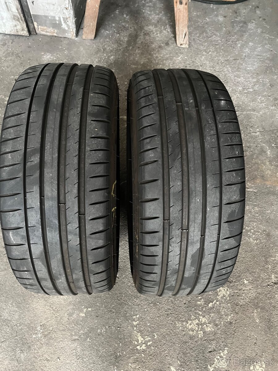 215/40 r18