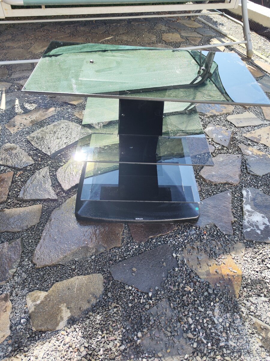 Stolík pod TV