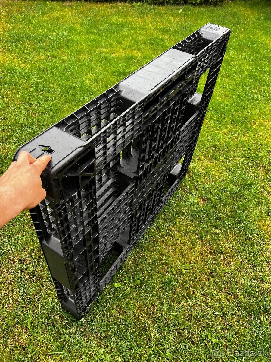 Plastové palety  1300x1100x122