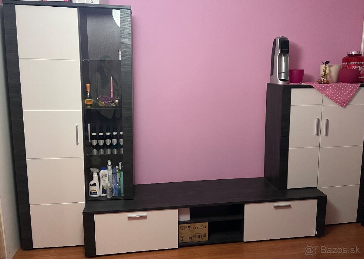 Obyvacia stena kvalitna ako nova (Asko)