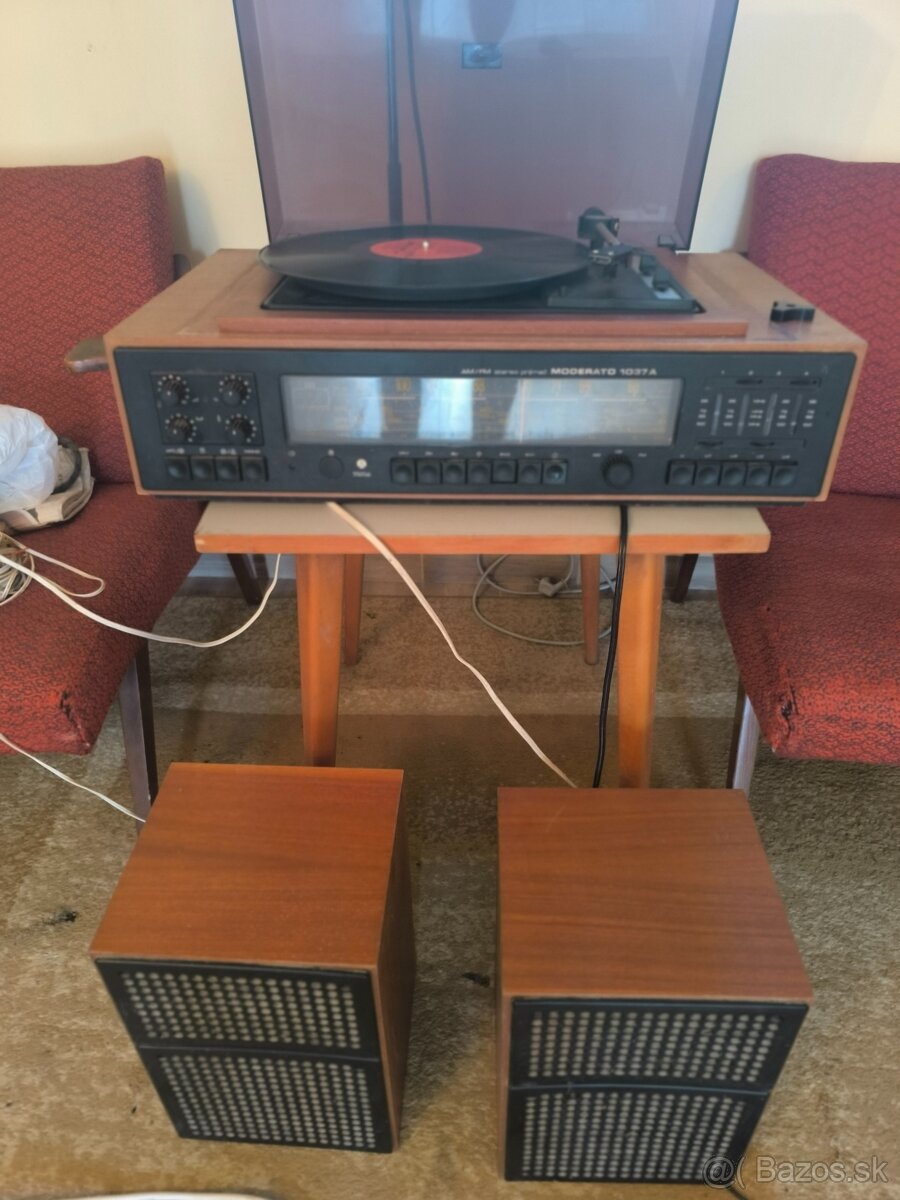 Gramoradio Tesla aj s reproduktormi.