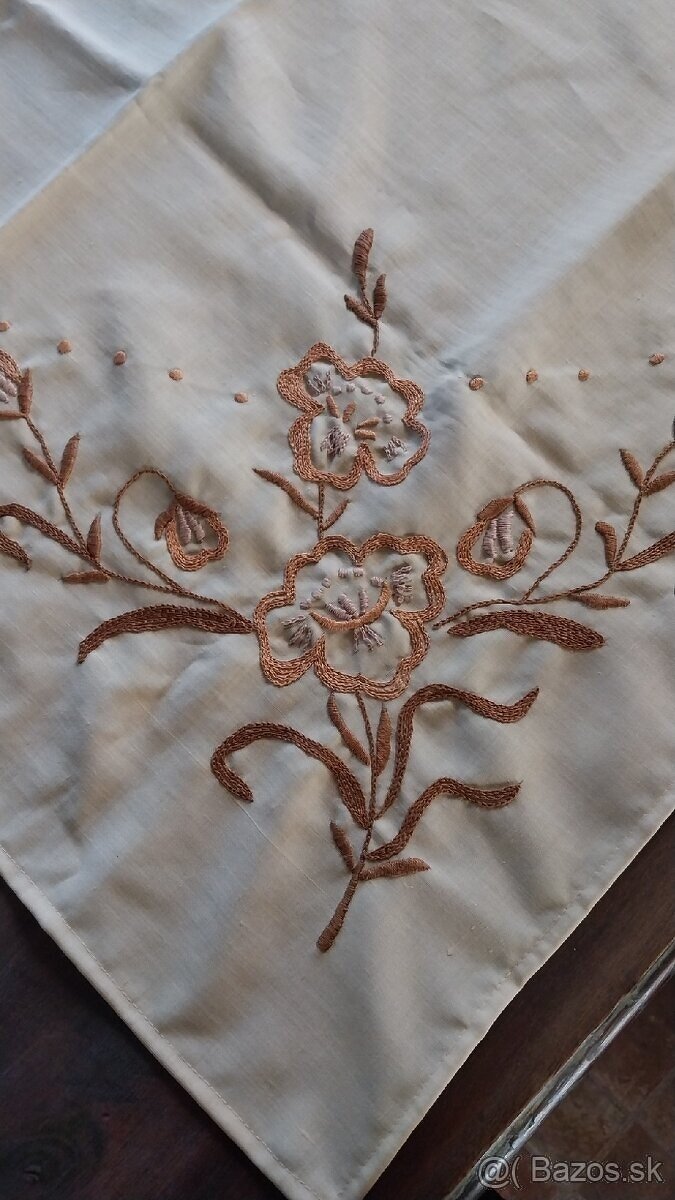 Vyšívaný obrus #11