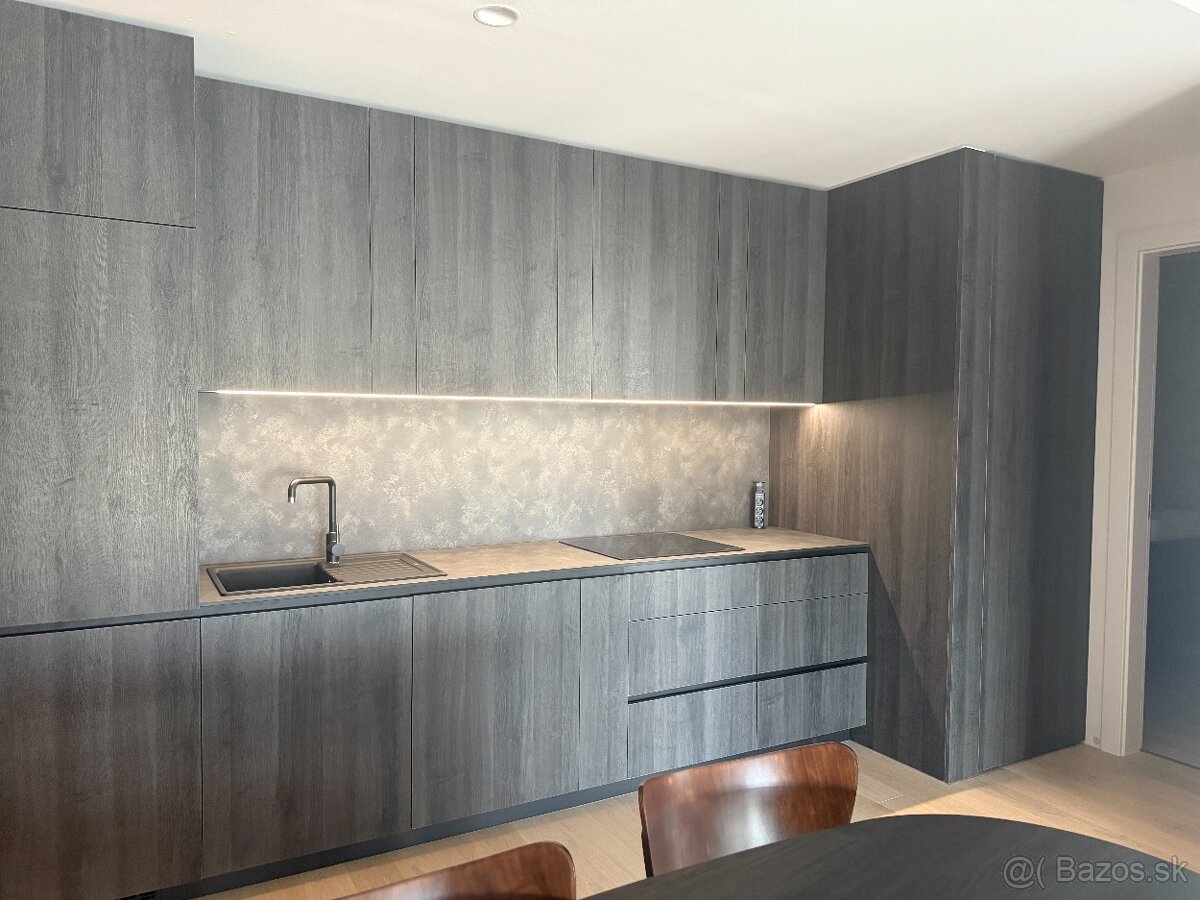 Luxusný 2-izbový byt v EUROVEA TOWER (60 m²) + loggia + park