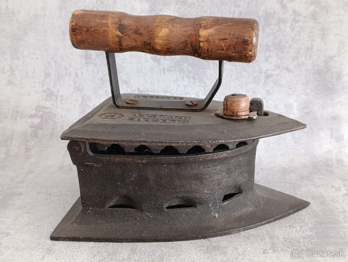 Atypická stará velká žehlička BAWEJA TESTED