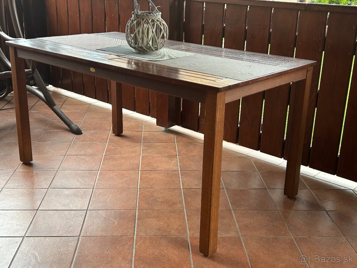 Záhradný drevený stôl