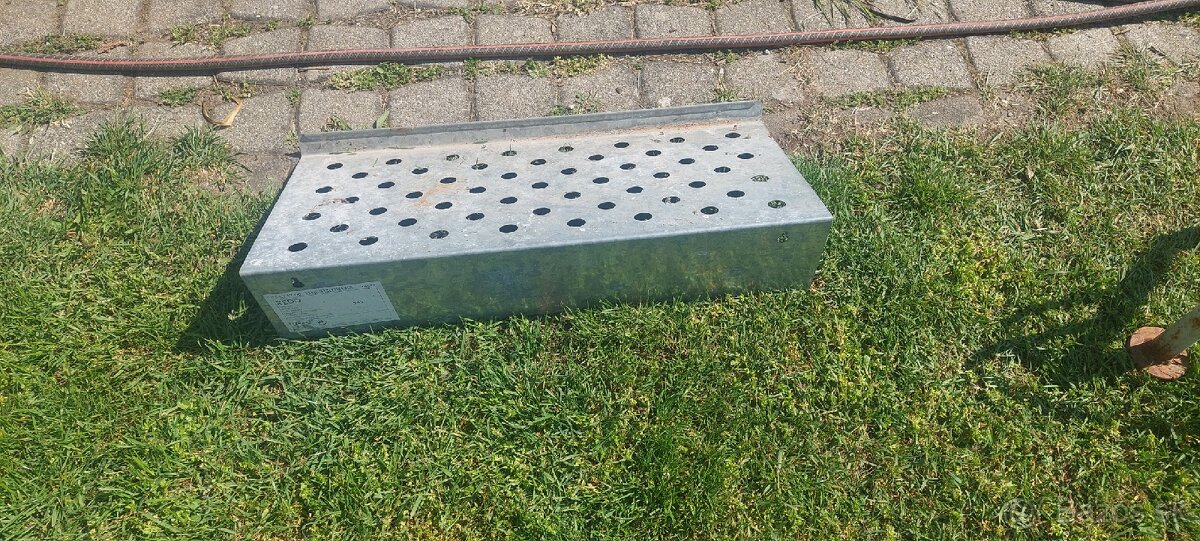 Darujem kovový stojan na topanky Ikea