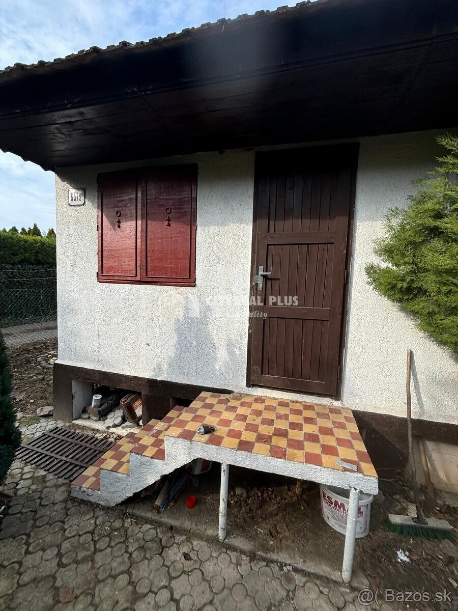 Ponúkame na predaj záhradu s murovanou chatkou v N. Zámkoch
