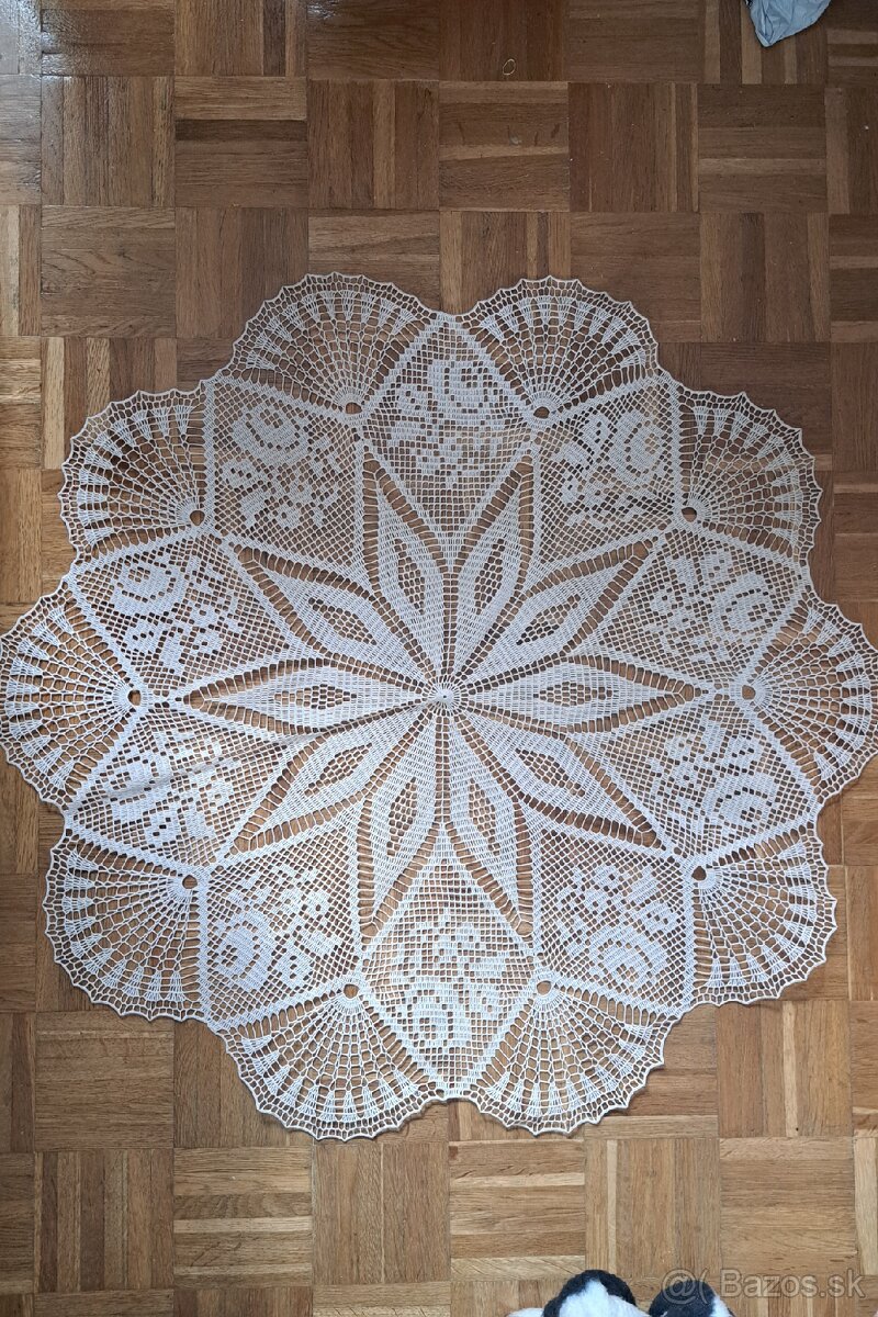 Ručne háčkovaný veľký ozdobný obrus