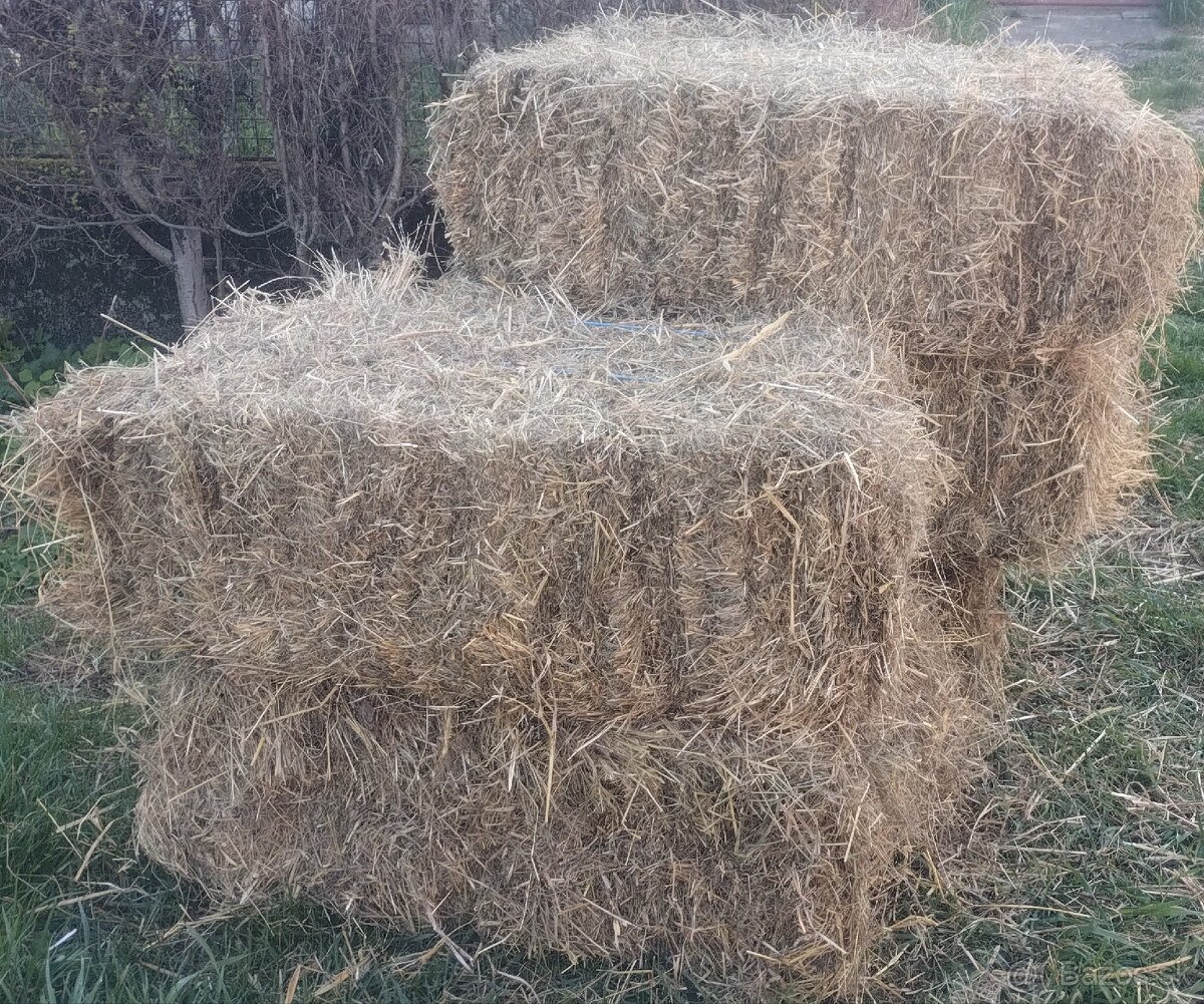 Seno malé hranaté balíky