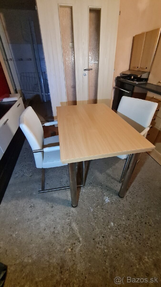 Predám kuchynský stôl a dve stoličky