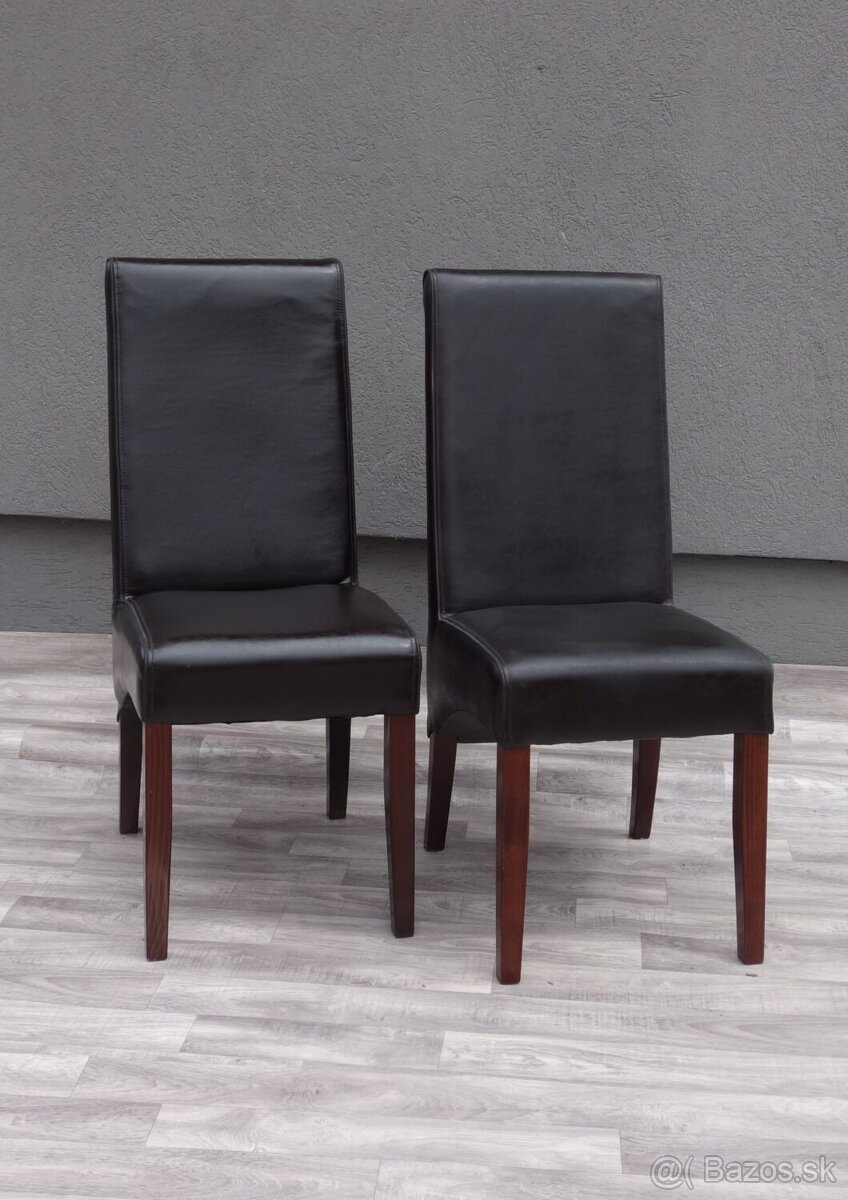 Set čiernych kožených stoličiek ( 2 ks ) .