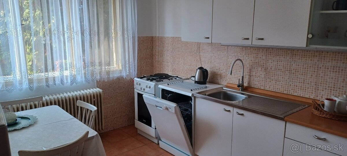 ubytovanie pracovníkov v RD v širšom centre Levice