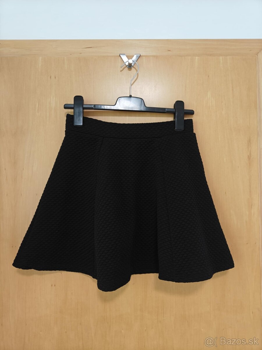 Áčková čierna sukňa značky H&M