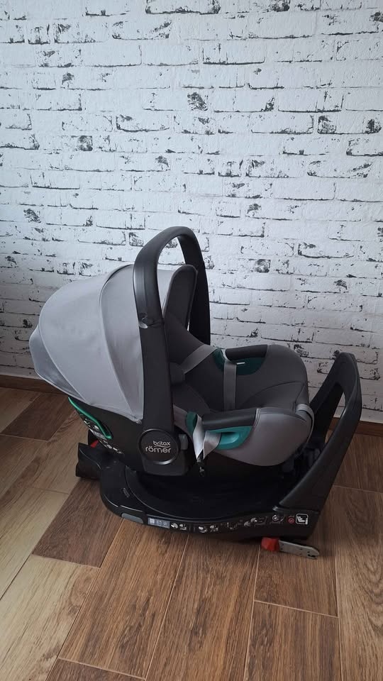 Britax Romer Baby Safe 3, i-size + otočná základňa