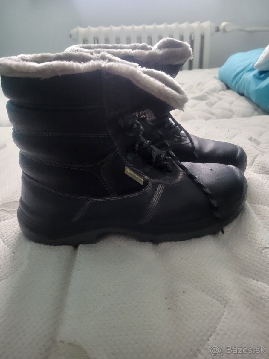 Pracovné kvalitne,  teplé  topánky s oceľovou špičkou 45 veľ