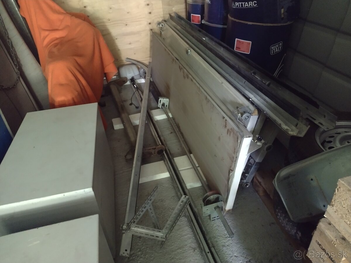 Predám použitú sekčnú bránu s motorom