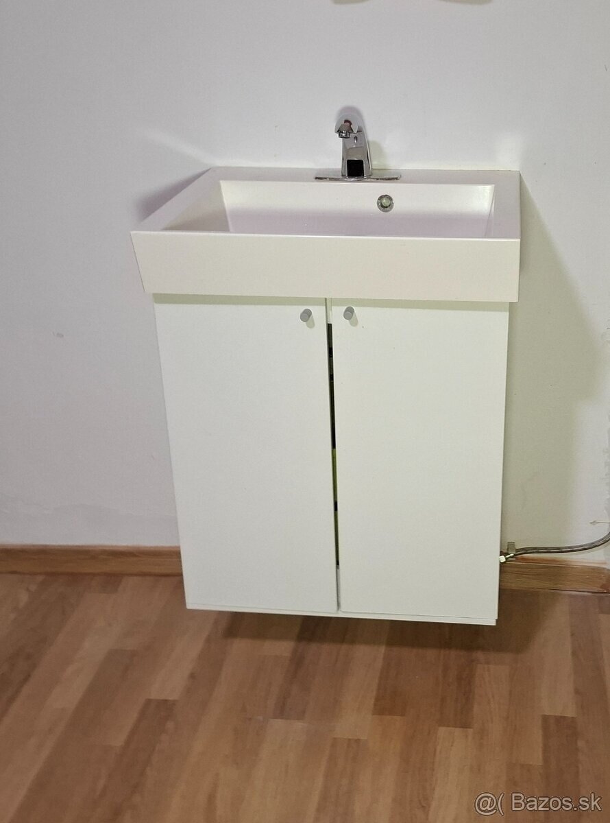 Umývadlo so závesnou skrinkou