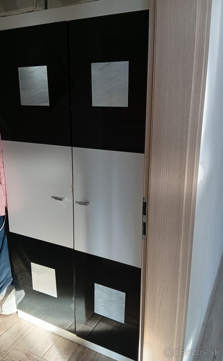Šatníková skriňa