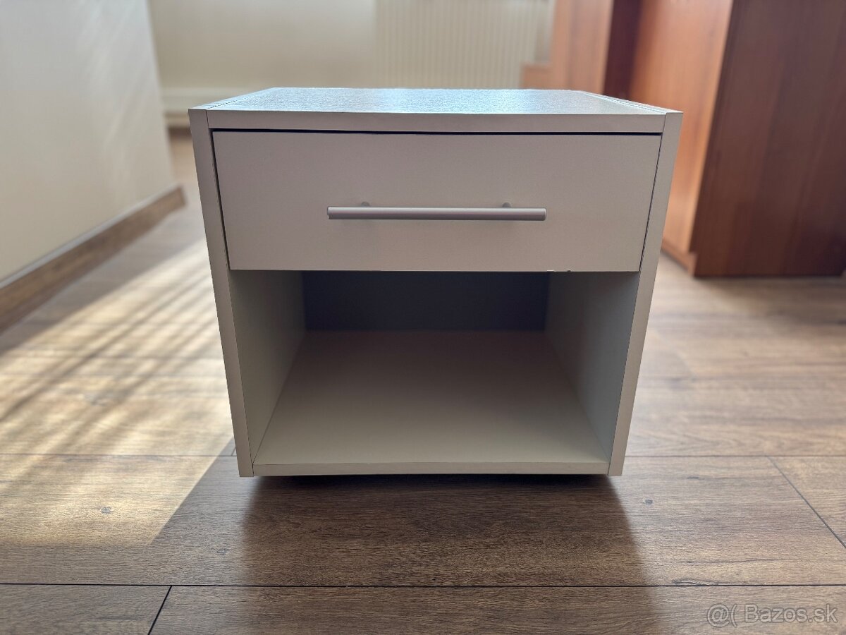 Nočný stolík biely