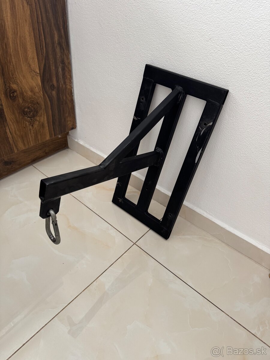 Držiak na boxovací mech