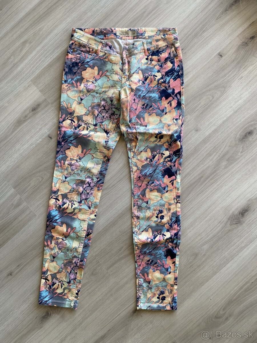 dámske kvetovane džínsy