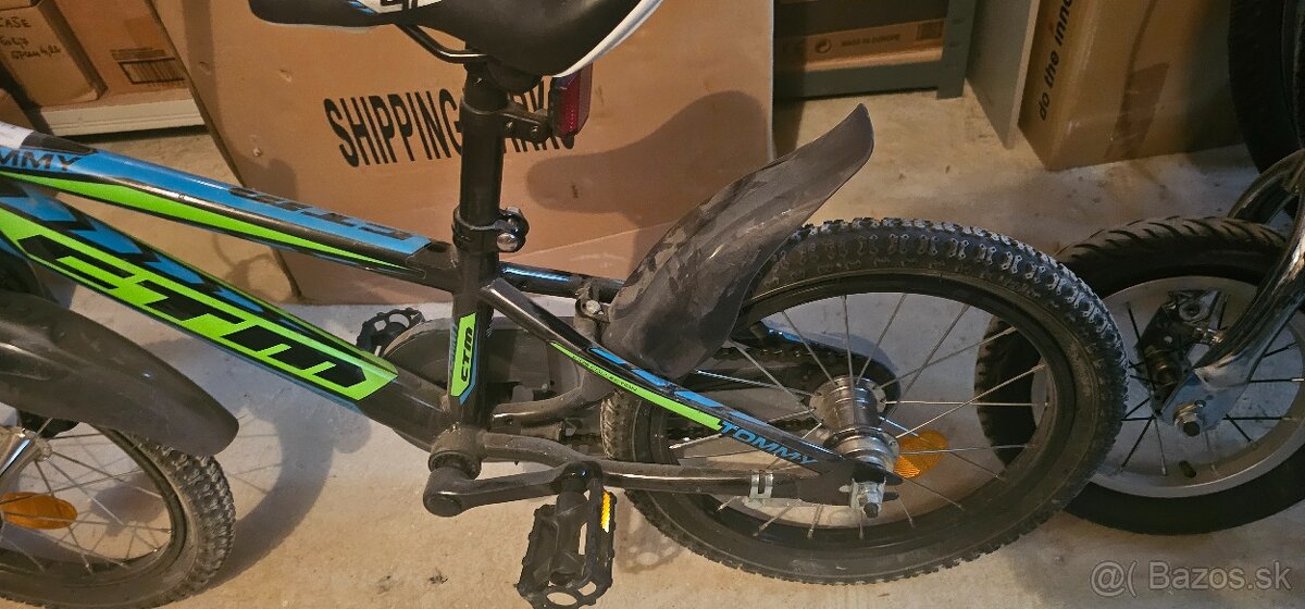 Detský bicykel s pomocným kolieskami