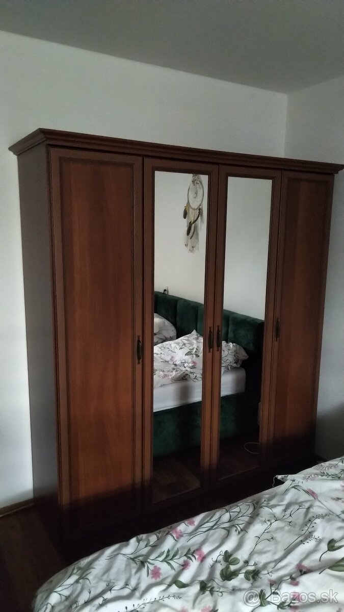 DVE RUSTIKÁLNE ŠATNÍKOVÉ SKRINE