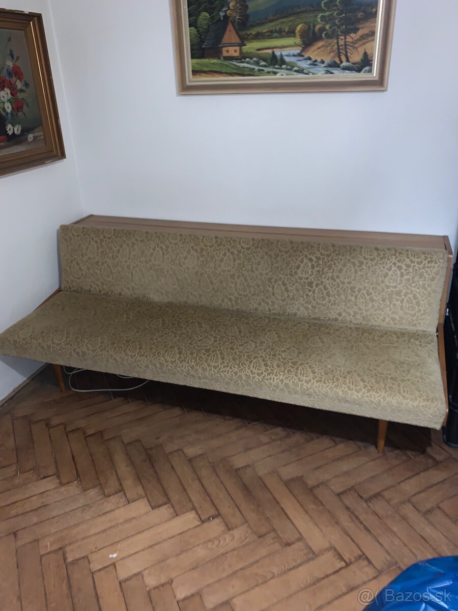 Drevený rozkladací gauč