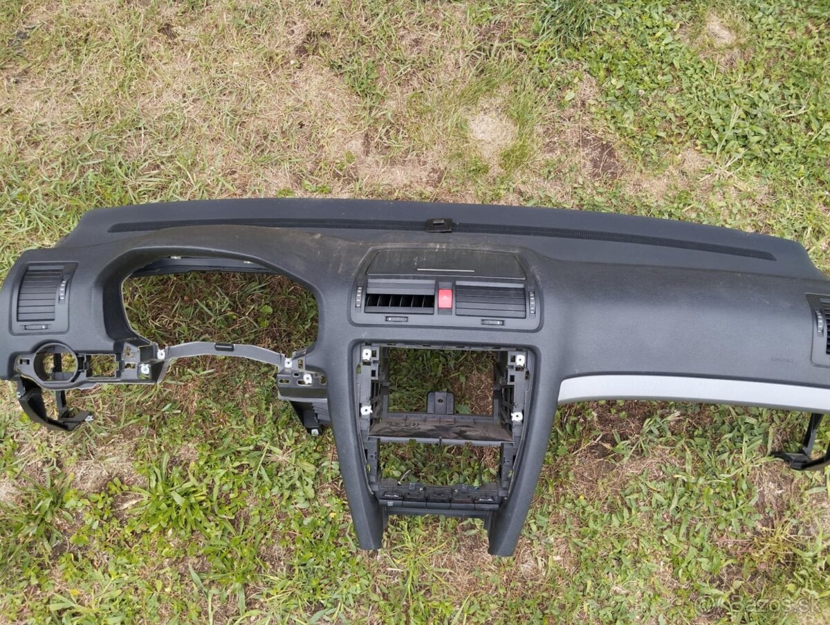 pristrojova doska, pas, airbag, interier, plasti octavia 2