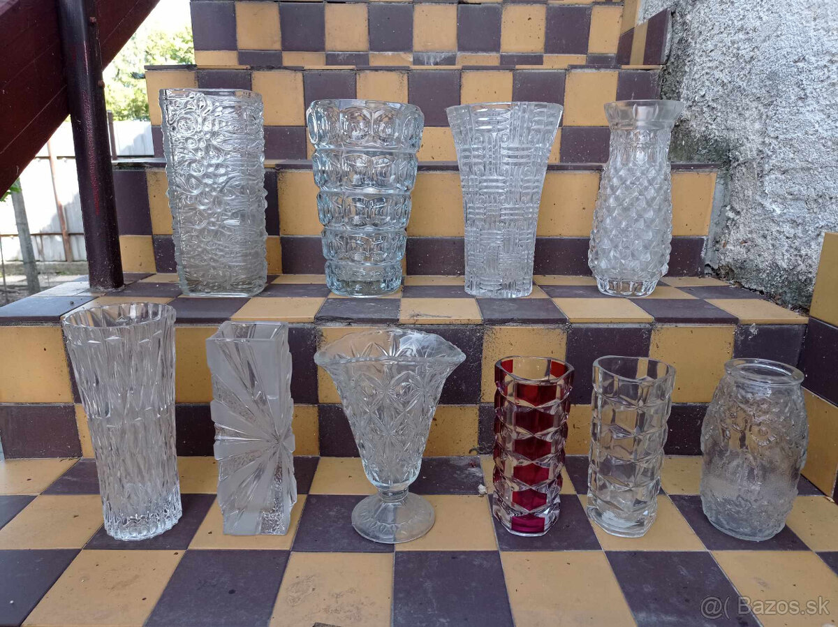 Výber československých váz z lisovaného skla