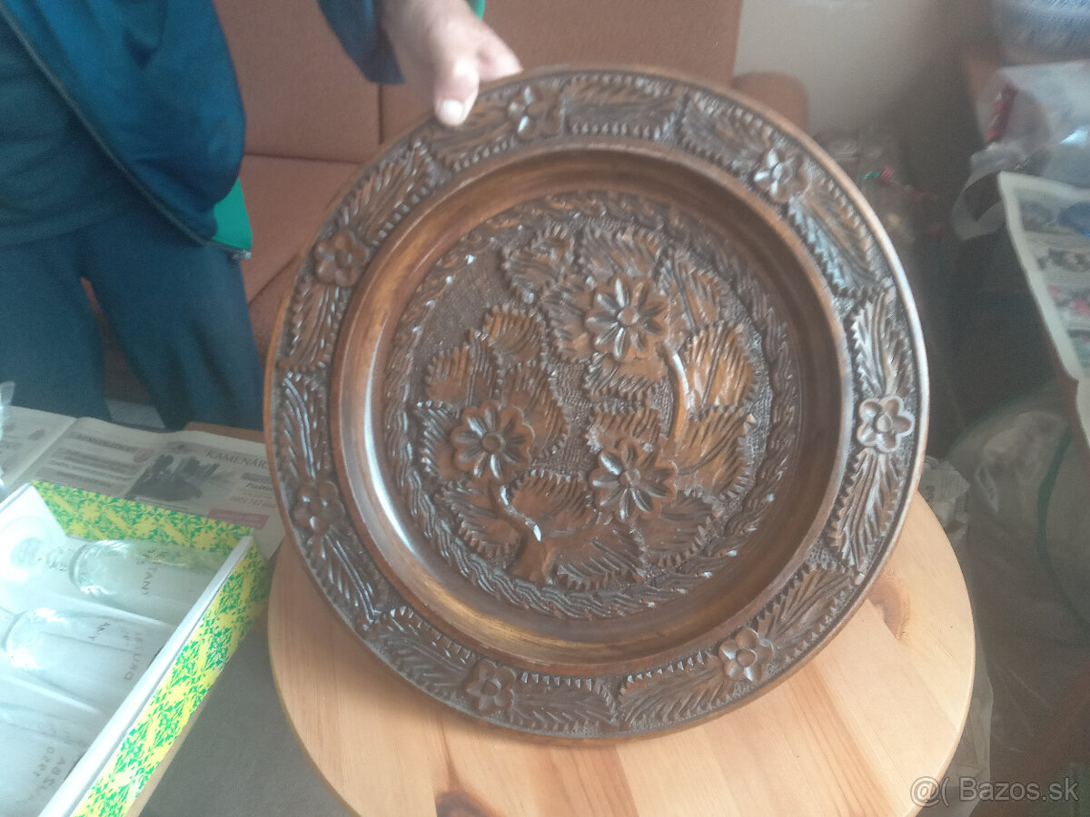 Vázy, keramika a heligonka v kufriku