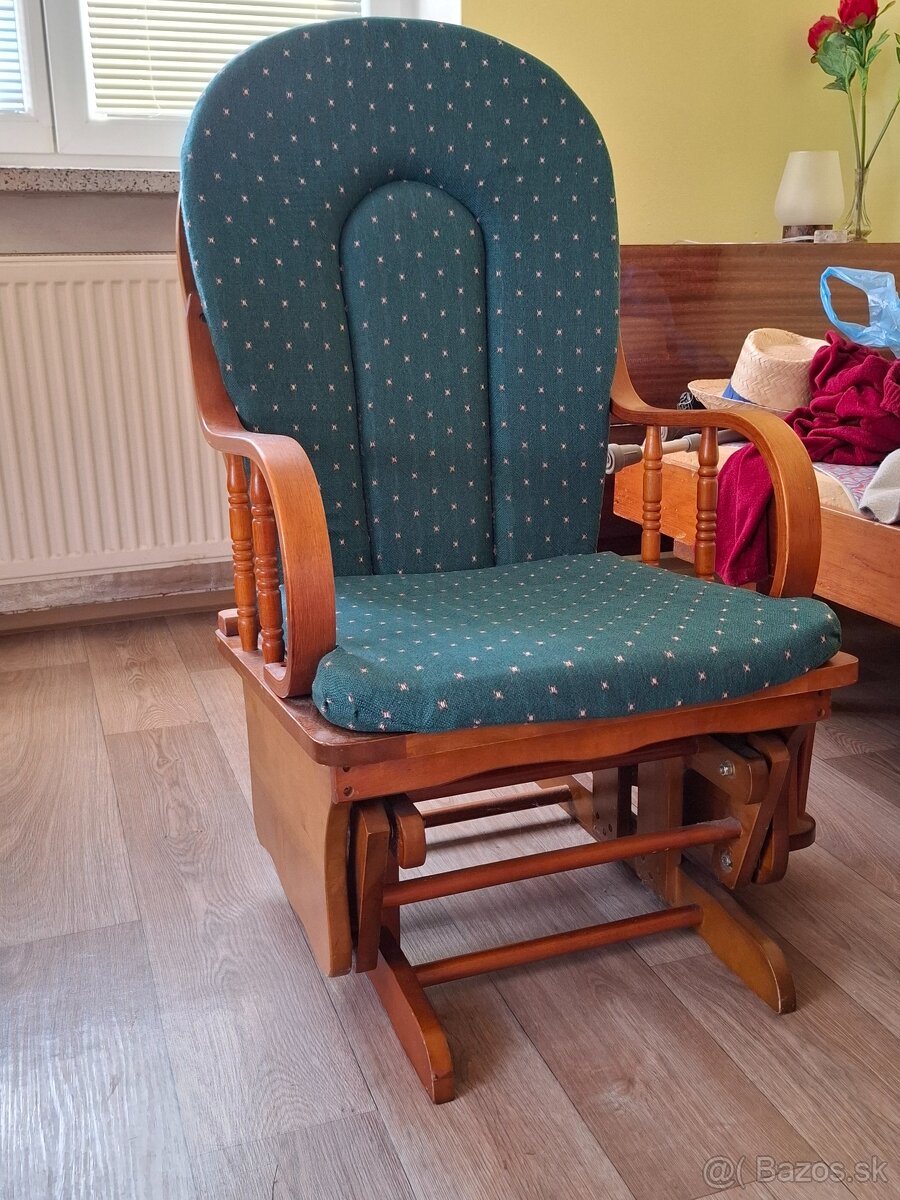 Hojdacie kreslo s podnožou