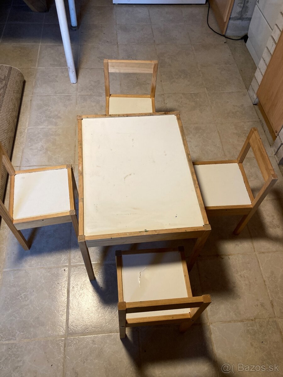 Detský stôl a stoličky
