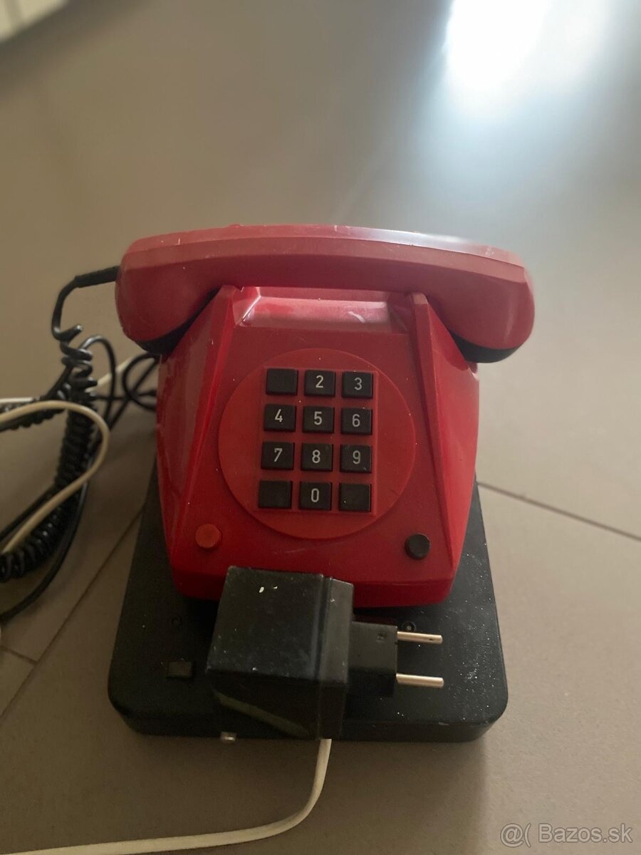 Predám starý čerevný telefón TESLA