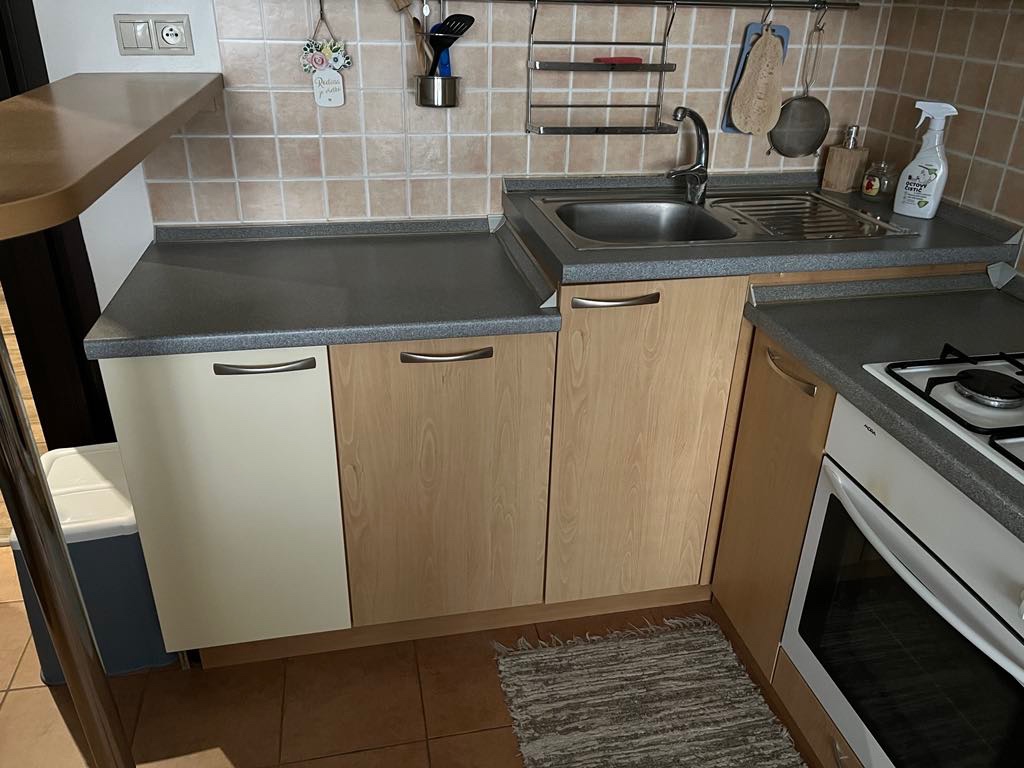 Kuchynské skrinky a potravinová skriňa