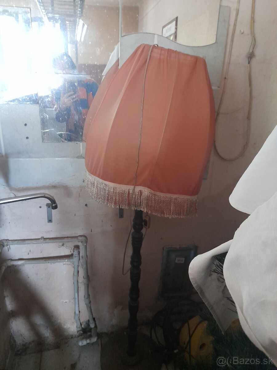 Predam starozitnu lampu