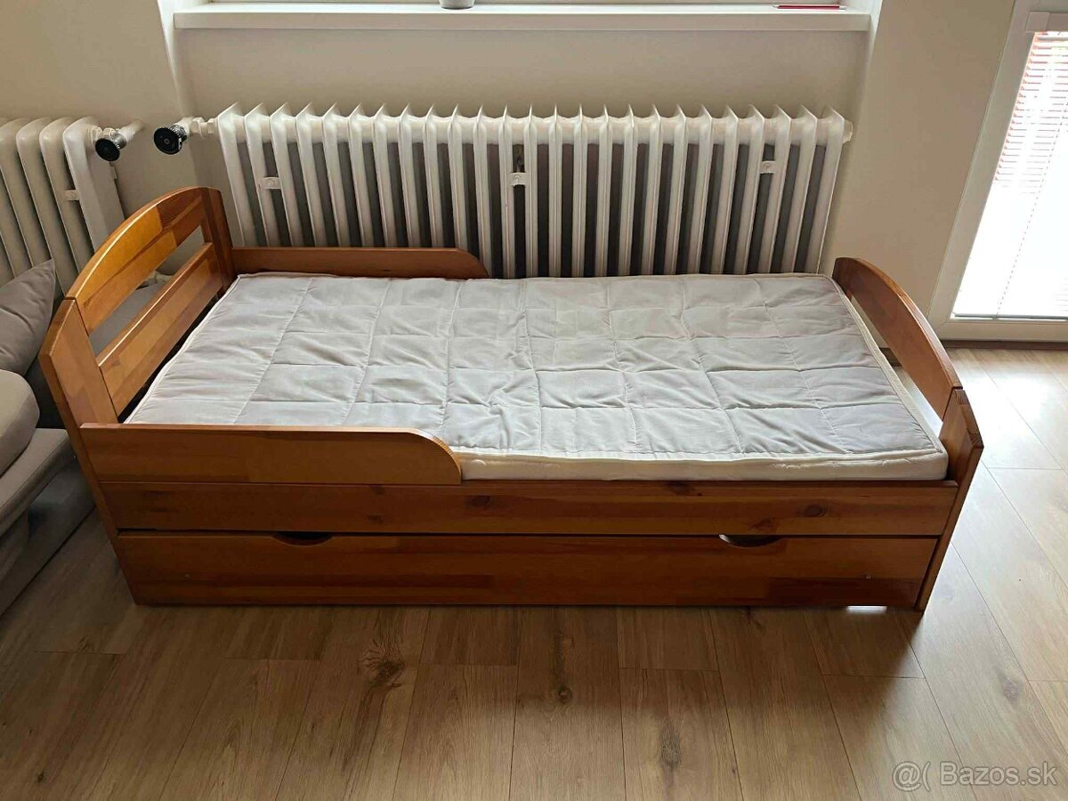 Detská drevená posteľ
