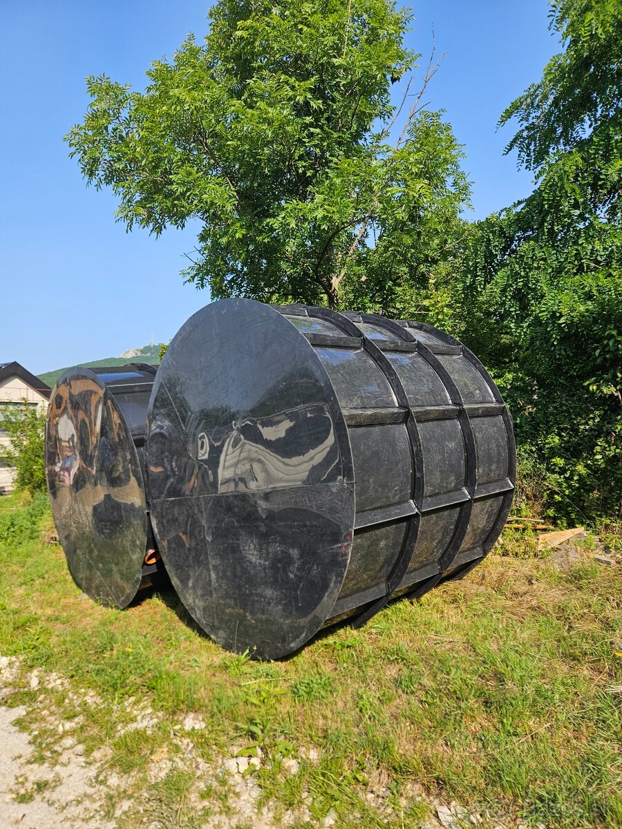 Samonosná plastová žumpa vystužená železom