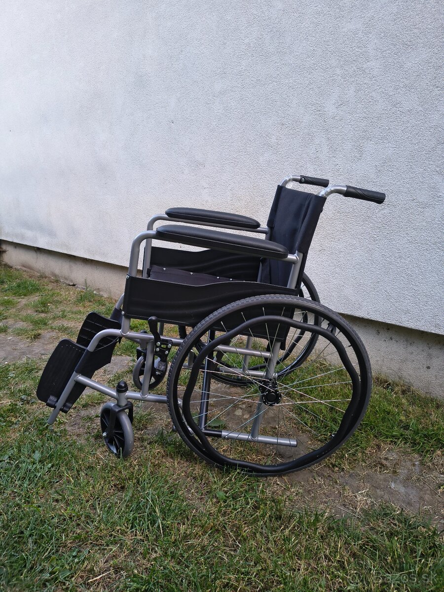 Skladací invalidný vozík – veľmi zachovalý (nosnosť do 85 kg