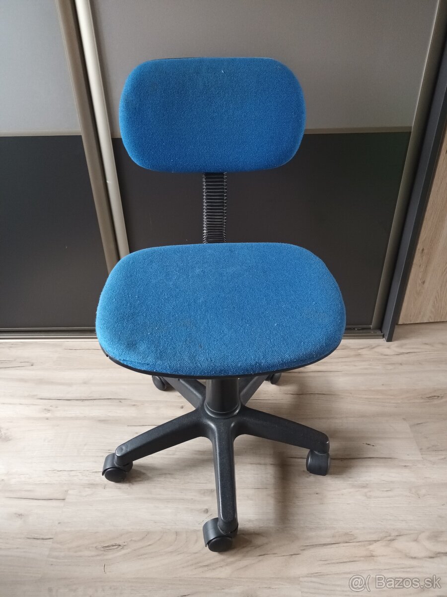 Modra stolička s kolieskami