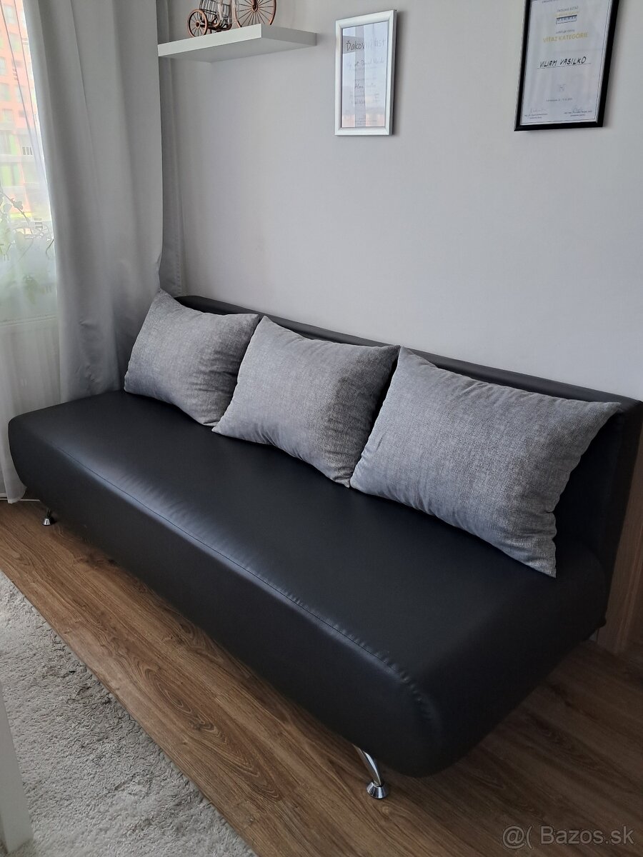 Čierny kožený rozkladací gauč