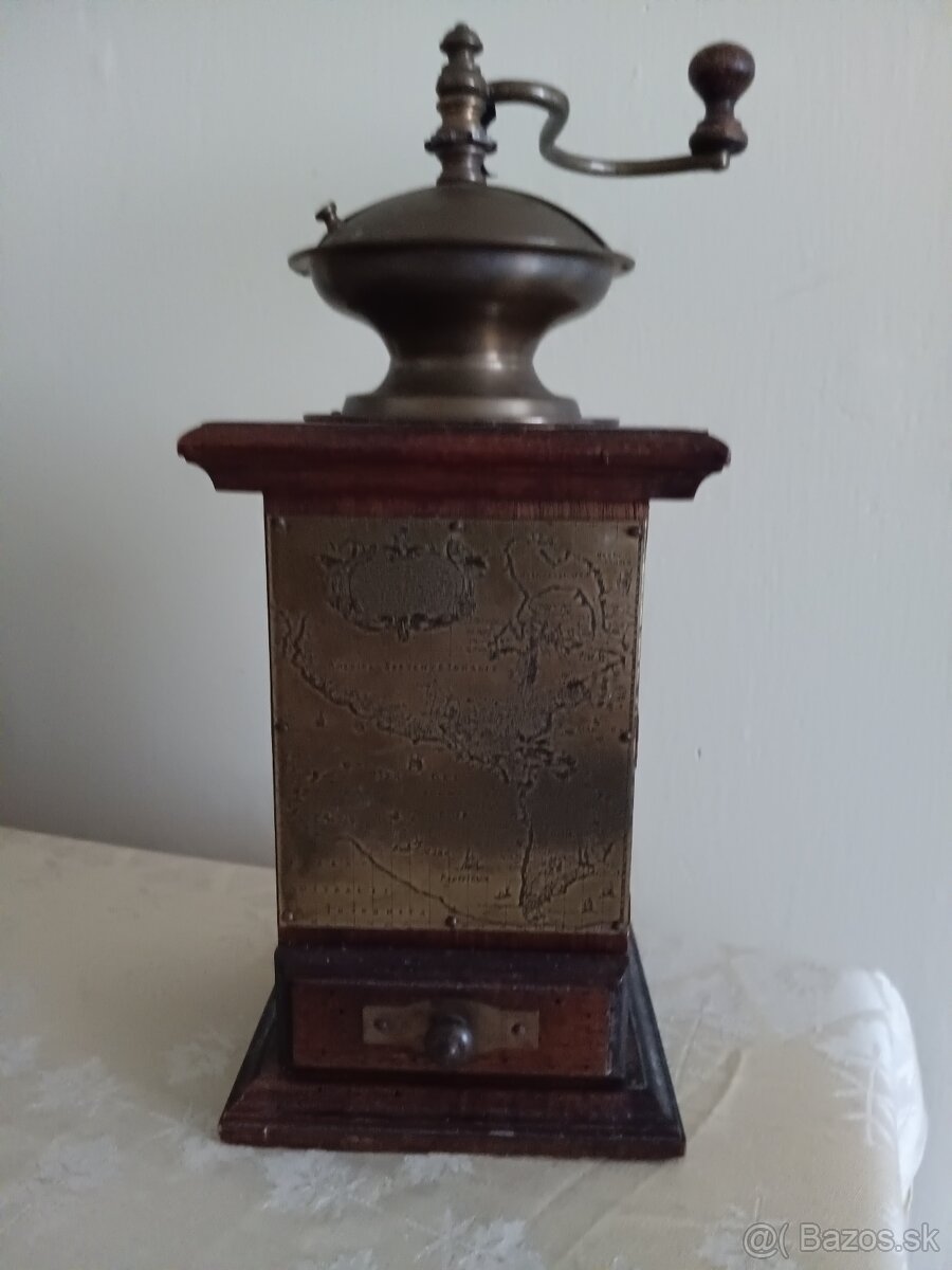 Starý mlýnček na kávu s mapou, výška 36cm