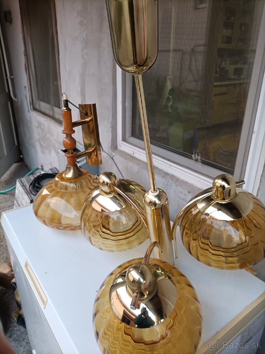 Ponúkam na predaj luster a bočnú lampu.