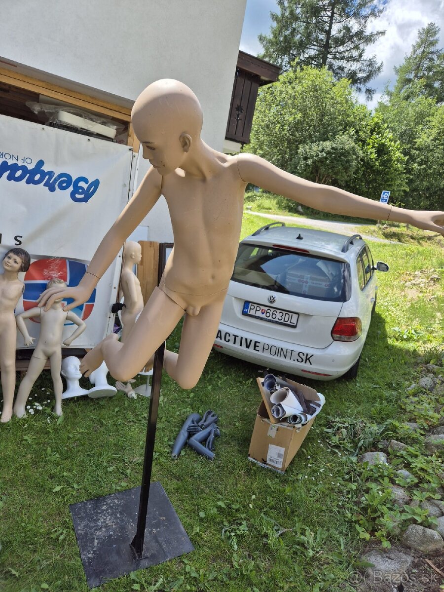 Detska figurina vo vyskoku