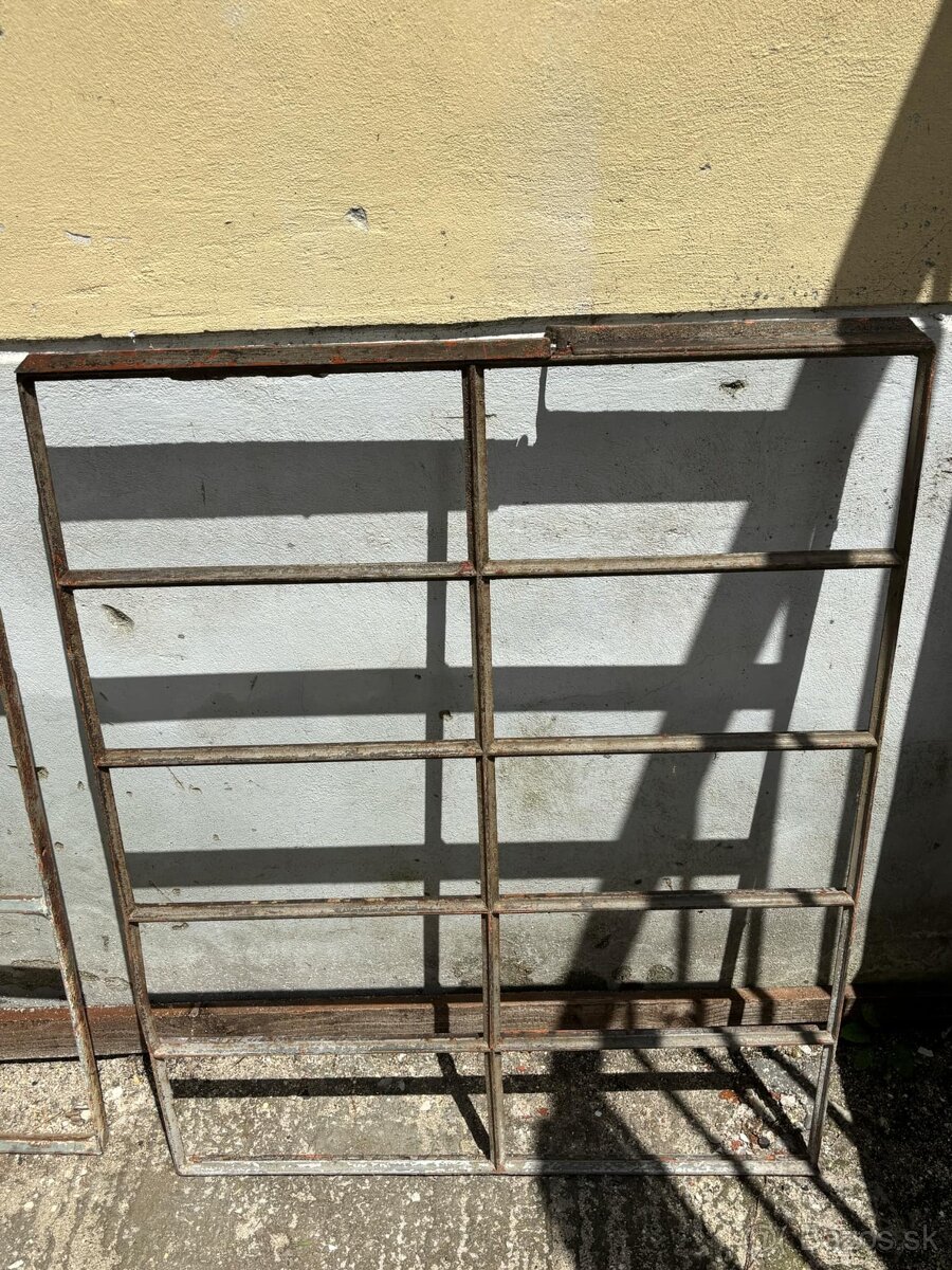 Predám veľké industriálne kovové rámy – vintage štýl