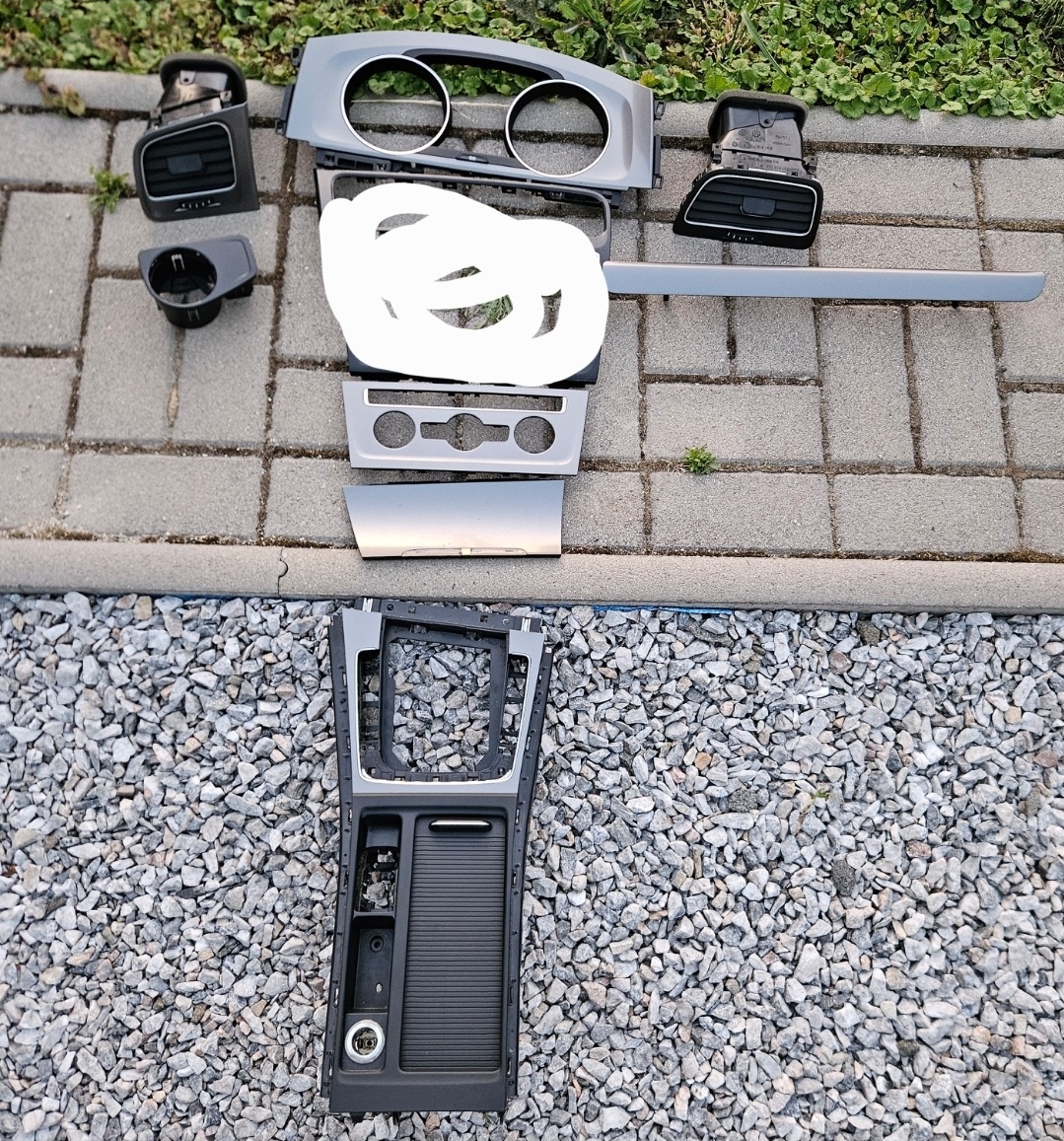 Interiérový dekor VW Golf 7 sivý