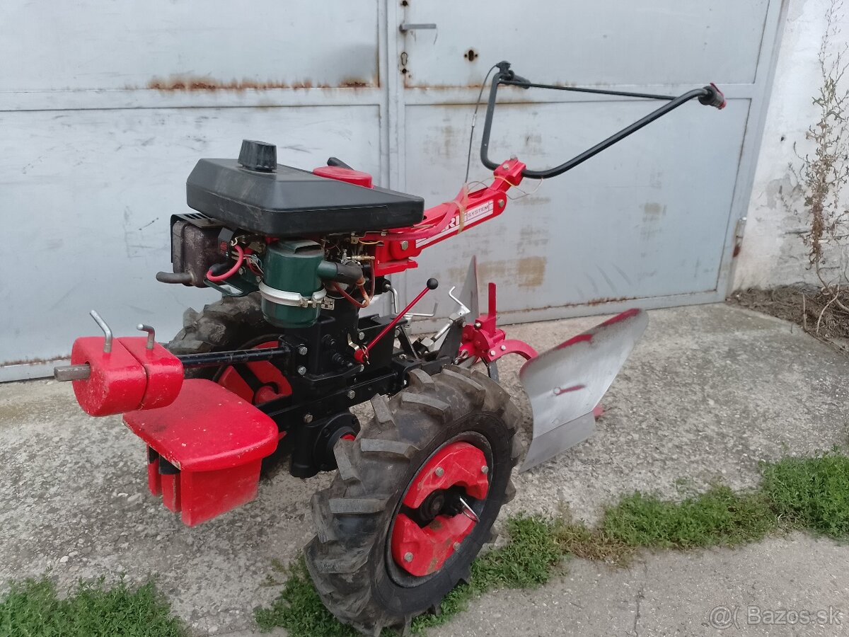 Vari malotraktor,motor Jikov,držáky,závaží,pluh, těleso