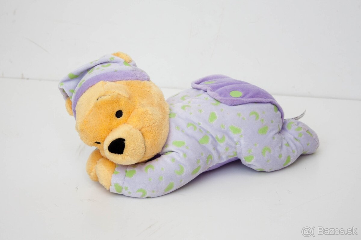 Macko Pu ležiaci so svietiacimi prvkami