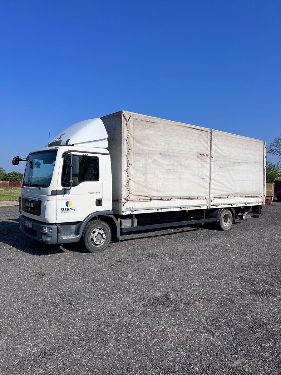 Valník MAN s hydraulickým čelom