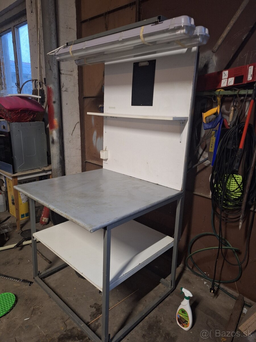 Pracovný stôl s osvetlenim